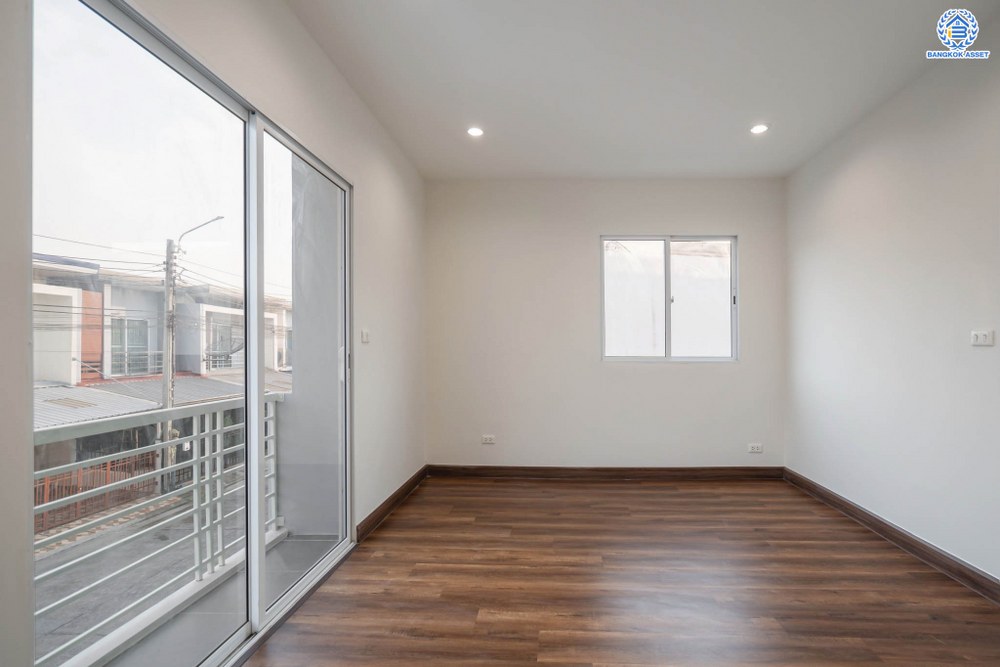 บ้านมือสองตกแต่งใหม่ โครงการ พฤกษาทาวน์เน็กซ์ ติวานนท์-พระราม5 หลังมุม เนื้อที่ 21.6 ตร.ว. ฟังก์ชัน 3 ห้องนอน 2 ห้องน้ำ 1 ที่จอดรถ พร้อมเข้าอยู่ได้ทันที บนทำเลเดินทางสะดวก ติดถนนนครอินทร์ เชื่อมต่อถนนราชพฤกษ์ ถนนกาญจนาภิเษก ใกล้จุดขึ้นทางด่วน "ศรีรัช" และรถไฟฟ้าสายสีม่วง "สถานีตลาดบางใหญ่"